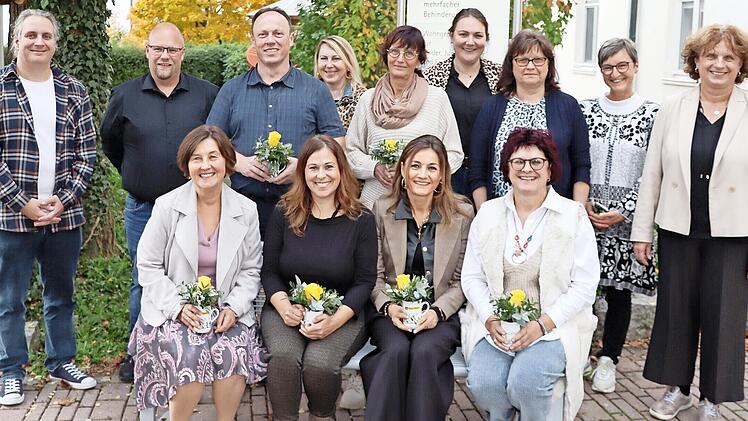 Sitzend (v.l.): die Geehrten Elfriede Popp, Steffi Salzer, Tanja Görtler und Liane Neidlein. Stehend: Gesamtleiterin Sabine Schubert (r.), Sebastian Schmitt (3.v.l.), Susanne Kaupert (5.v.l.), stellvertretende Gesamtleiterin Caroline Reiner (4.v.r...