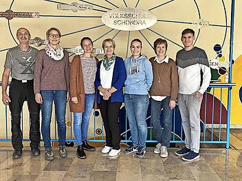 Carola Leber mit Lehrkräften und Hausmeister beim Abschiedsfoto in der Aula . Von links: Michael Wiegand, Caroline Karner, Dominique Knüttel, Carola Leber, Marie Grom, Christel Hentschel, Nils Haupt.