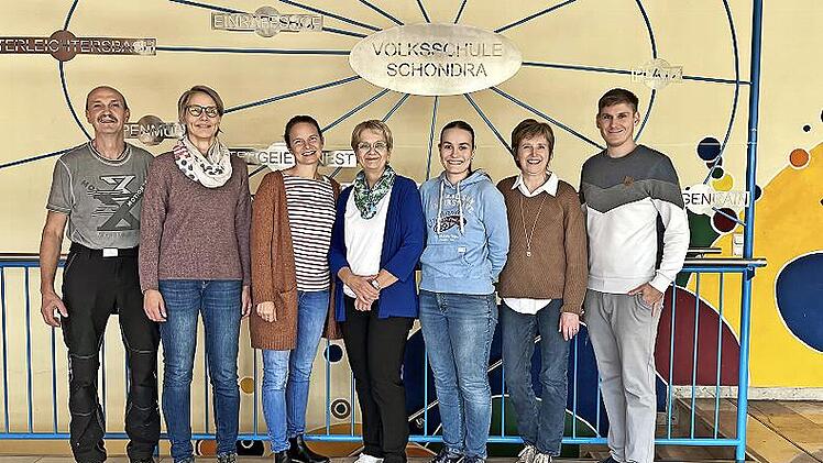 Carola Leber mit Lehrkr&auml;ften und Hausmeister beim Abschiedsfoto in der Aula . Von links: Michael Wiegand, Caroline Karner, Dominique Kn&uuml;ttel, Carola Leber, Marie Grom, Christel Hentschel, Nils Haupt.