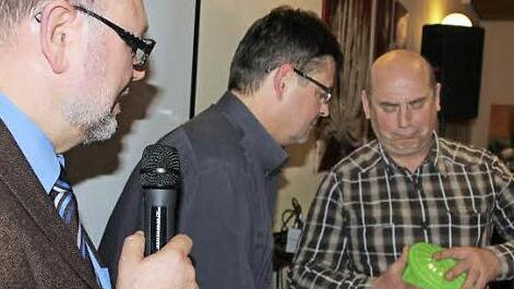 "Das geht aber schwer!" - Bernhard Schmitt und Schriftführer Stefan Einwag ermittelten zusammen mit Vorsitzendem Robert Herrmann (im Bild von rechts) die Gewinner des Brennholzes.Fotos: Ralf Kestel