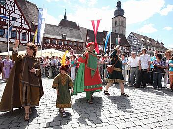 Beim historischen Annafestzug 2010 hatten die Forchheimer noch dem rot gewandeten König Konrad gehuldigt. Am 24. Juli 2015 wird nun Kaiser Karl der Große in der Königsstadt erwartet. Foto: Archiv/Barbara Herbst