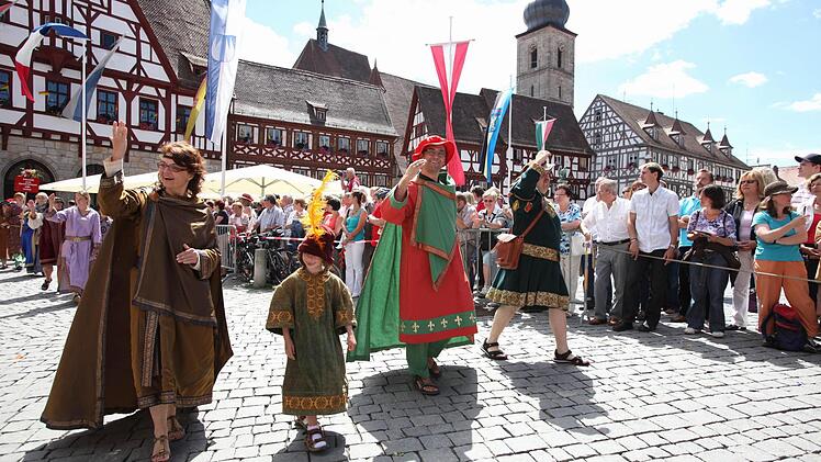 Beim historischen Annafestzug 2010 hatten die Forchheimer noch dem rot gewandeten König Konrad gehuldigt. Am 24. Juli 2015 wird nun Kaiser Karl der Große in der Königsstadt erwartet. Foto: Archiv/Barbara Herbst