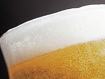 Schäumt und schmeckt: Sechs Brauereien präsentieren ihre Biere in Oberschwappach.  Foto: Marius Becker/dpa