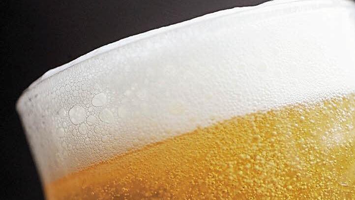 Schäumt und schmeckt: Sechs Brauereien präsentieren ihre Biere in Oberschwappach.  Foto: Marius Becker/dpa