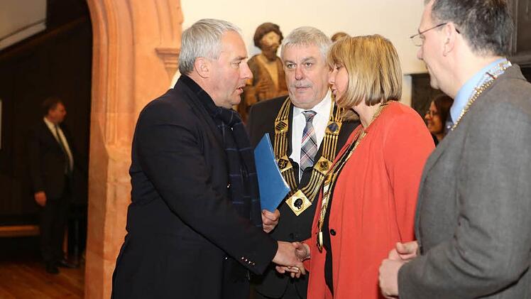 Der Minister kommt - dem Vernehmen nach hat er am Marktplatz halten lassen und Bratwurst gegessen. Foto: Barbara Herbst