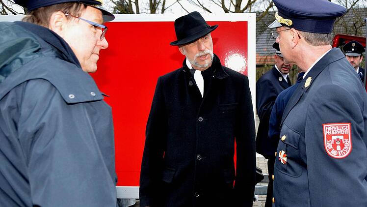 Oberbürgermeister Kay Blaknkenburg (Mitte) übergab die Schlüssel für das neue Feuerwehrauto von Kleinbrach.  Foto: Peter Rauch