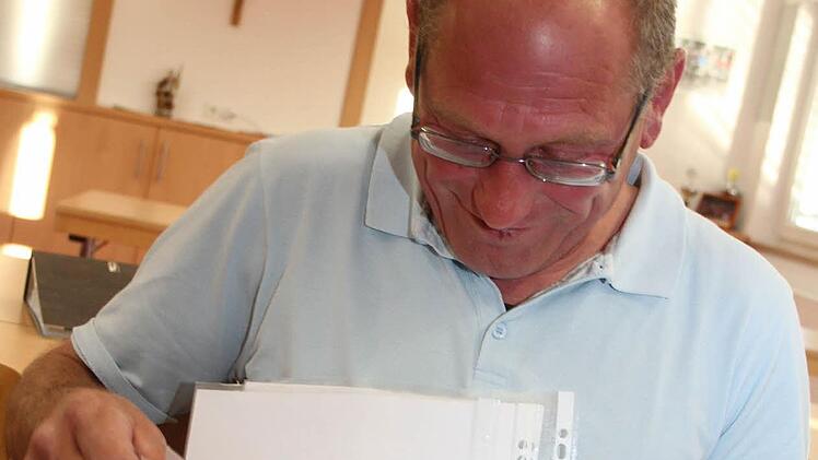 Thomas Schüssler (52) ordnet noch seine Noten. Foto: Sonny Adam