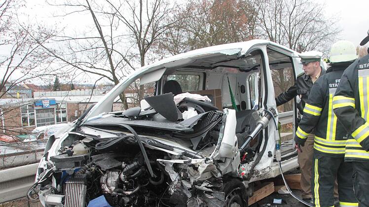 Schweres Verkehrsunglück auf der Bundesstraße 289 bei Kulmbach am Samstagmorgen  Foto: Dagmar Besand