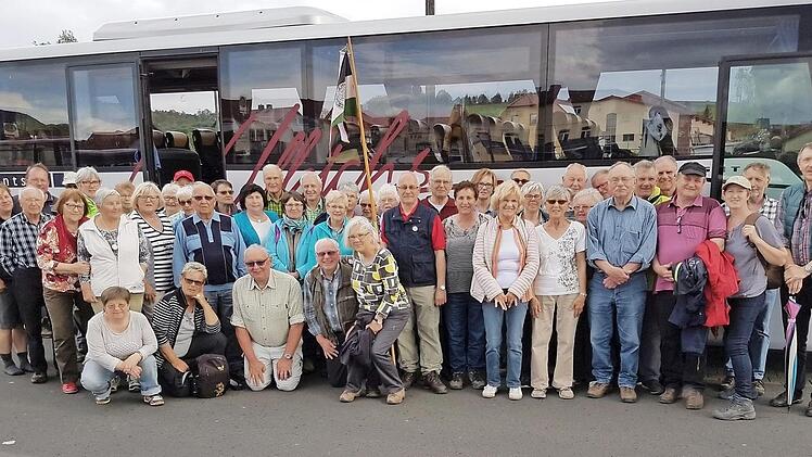 Die Wanderer vor ihrem Bus in Vacha.  Foto: Dieter Schuberth