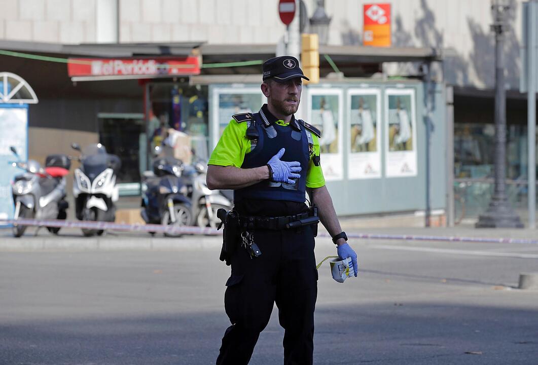 Lieferwagen fährt in Barcelona in Menschenmenge