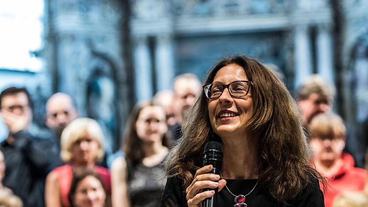Die Coburger Erstaufführung der "Misa Tango" lockte zahlreiche Zuhörer in die Morizkirche. Unter der Leitung von Antoinetta Bafas beeindruckte der "Chor Unerhört" gemeinsam mit den Vokalsolisten Joana Tautu und Marcello Mejia-Mejia.Foto: Jochen Berger