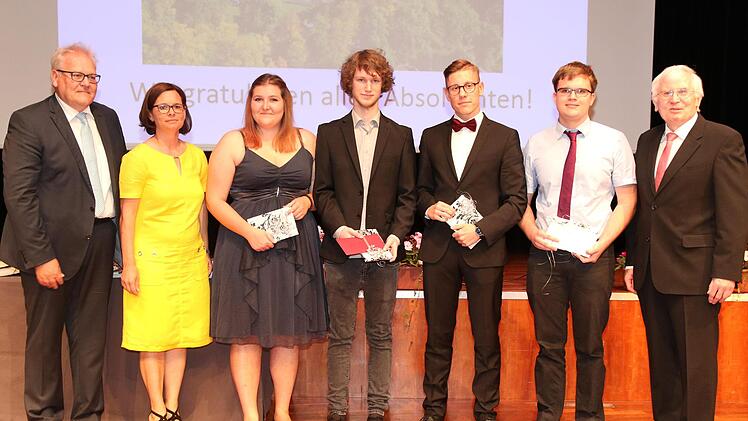 Sie sind die besten Schüler der Ausbildungsrichtungen. Maximilian Grempel wurde für sein soziales Engagement ausgezeichnet. Von links: Bürgermeister Claus Bittenbrünn, Anja Golle, Kathrin Keller, Maximilian Grempel, Niklas Zehner, Marco Wendler und Oberstudiendirektor Anton Staudigl. Foto: Wolfgang Desombre