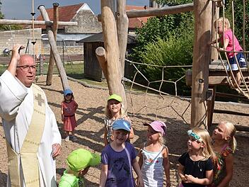 Diakon Bernd Wagenhäuser segnete den neu angelegten Garten der Caritas-Kindertagesstätte in Obertheres. Foto: Ulrike Langer