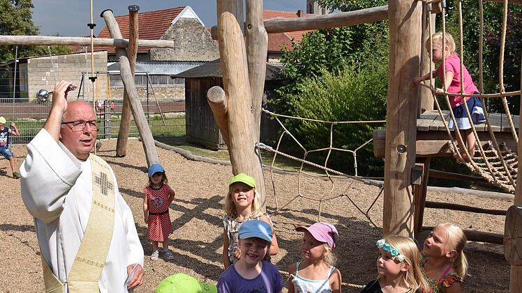 Diakon Bernd Wagenhäuser segnete den neu angelegten Garten der Caritas-Kindertagesstätte in Obertheres. Foto: Ulrike Langer