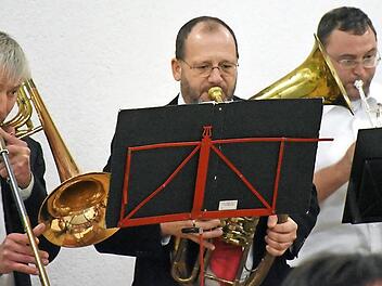 Ganz konnte es Martin Wenzel (Mitte) auch an seinem Abschiedsabend nicht lassen und griff selbst zum Instrument, so wie hier beim Empfang im Gemeindehaus. Foto: p