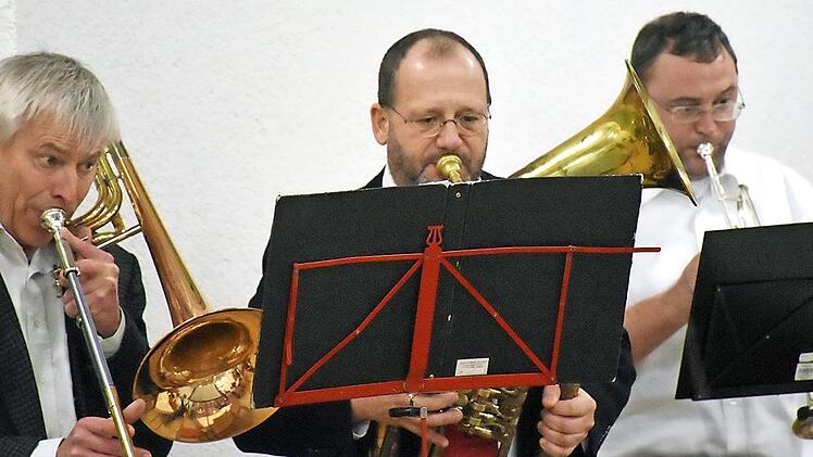 Ganz konnte es Martin Wenzel (Mitte) auch an seinem Abschiedsabend nicht lassen und griff selbst zum Instrument, so wie hier beim Empfang im Gemeindehaus. Foto: p