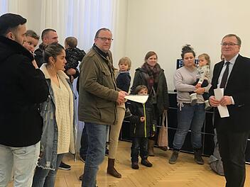 Die Zäune der Bundespolizei zwingen sie zu weiten Umwegen. Eltern der Natosiedlung fordern eine Kita im unmittelbaren Umfeld. Foto: M. Wehner