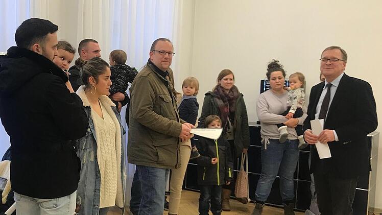Die Zäune der Bundespolizei zwingen sie zu weiten Umwegen. Eltern der Natosiedlung fordern eine Kita im unmittelbaren Umfeld. Foto: M. Wehner