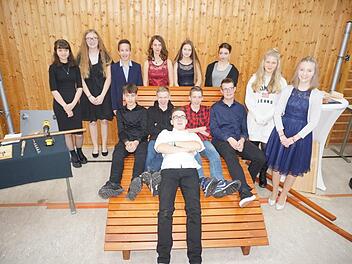 Die Schüler der neunten Jahrgangsstufe der Montessori-Schule Rhön-Saale stellten ihre Abschlussarbeiten vor. Die Sonnenliege war eines der Projekte  Fotos: Marion Eckert