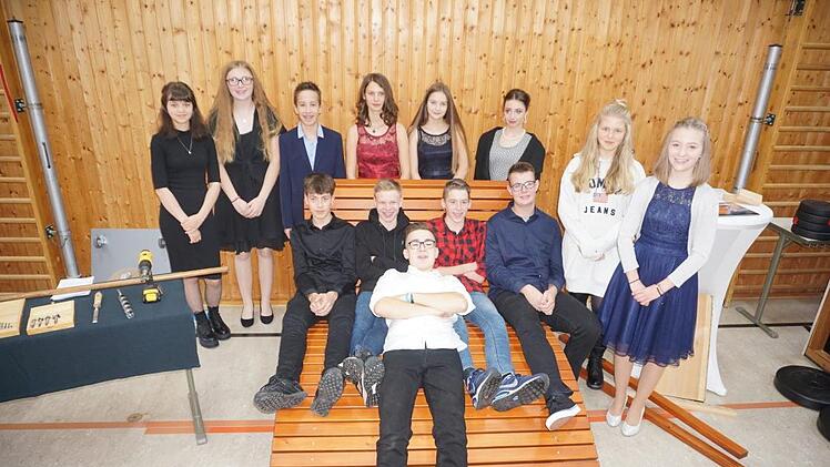 Die Schüler der neunten Jahrgangsstufe der Montessori-Schule Rhön-Saale stellten ihre Abschlussarbeiten vor. Die Sonnenliege war eines der Projekte  Fotos: Marion Eckert