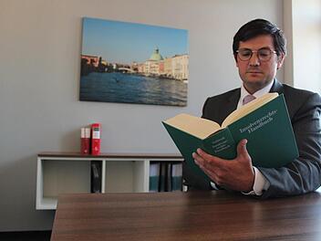 Als Anwalt für Insolvenzrecht begleitet Florian Wittmann seine Mandanten durch das Privatinsolvenzverfahren. Foto: Cindy Dötschel