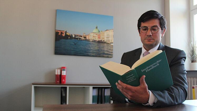 Als Anwalt für Insolvenzrecht begleitet Florian Wittmann seine Mandanten durch das Privatinsolvenzverfahren. Foto: Cindy Dötschel