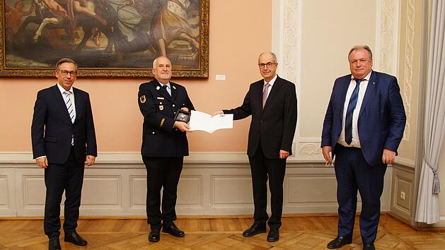 Erlangen-H&ouml;chstadt: Kreisbrandinspektor Stefan Brunner erh&auml;lt Steckkreuz des Feuerwehr-Ehrenzeichens