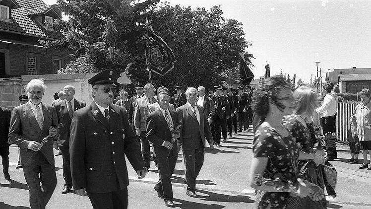 Festzug anlässlich der 125-jährigen Bestehens der Großwenkheimer Wehr im Mai  1997. Foto: Archiv/Paul Ziegler