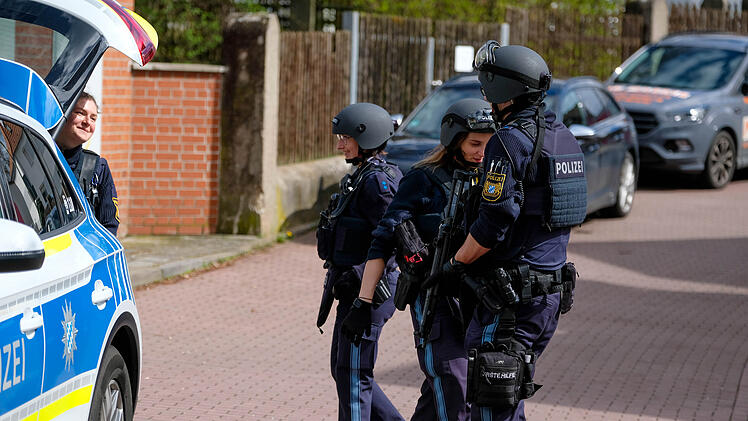 Knallgeräusche in Nürnberg-Reichelsdorf: Polizei mit starken Kräften und Hubschrauber im Einsatz