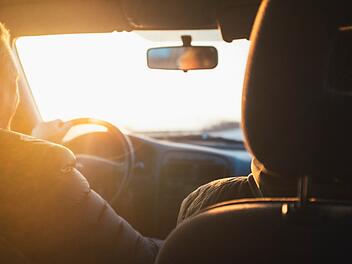 Sonnenblende im Auto: Diese Funktion sollten Autofahrer kennen
