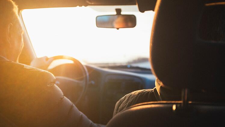 Sonnenblende im Auto: Diese Funktion sollten Autofahrer kennen