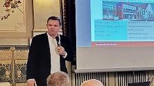 Martin Wende hat beim Neubürgerstammtisch von den Aufgaben des Bezirks berichtet.