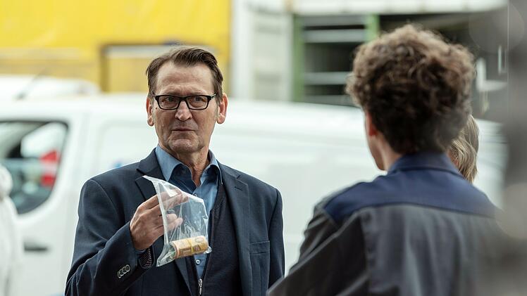 Ermittler Lars Englen (Ingo Naujoks, links) befragt Emil Liebke (Adrian Gr&uuml;newald), den Bruder des Opfers.