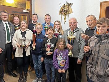 Siegerehrung (von links): Hintere Reihe: Dominik Eger, Fabian Friedl, Raphaela Friedl, Dominik Galster, Martin Neumeister, Jennifer Greif, Robert Kemeth, Richard Heilmann und Kevin Kemeth; vordere Reihe (drei Kinder): Rafael Hollfelder, Felix Eger...