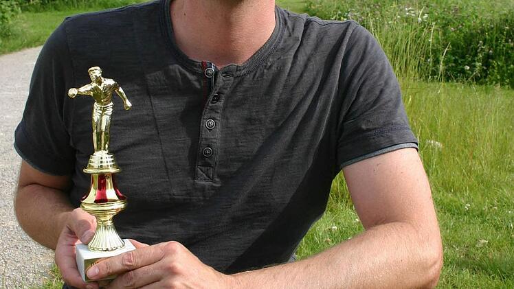 Udo Streun hält den Pokal.