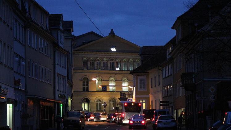 Überm Bürglaß hängen noch Kabelleuchten. Im Hintergrund das Landestheater.