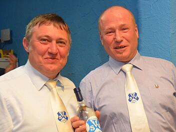 Martin Schlereth (rechts), zuletzt stellvertretender Vorsitzender des TSV und insgesamt 30 Jahre in verschiedensten Vorstandsposten aktiv, wurde von Frank Heckelmann zum Ehrenmitglied ernannt.  Foto: Peter Rauch