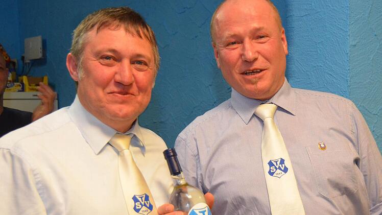 Martin Schlereth (rechts), zuletzt stellvertretender Vorsitzender des TSV und insgesamt 30 Jahre in verschiedensten Vorstandsposten aktiv, wurde von Frank Heckelmann zum Ehrenmitglied ernannt.  Foto: Peter Rauch