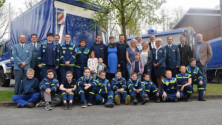 Ein Teil der aktuellen THW-Jugend, zusammen mit der ersten THW-Jugendgruppe und Landrat Michael Busch, Oberbürgermeister Norbert Tessmer und Udo Döhler, Bürgermeister von Dörfles-Esbach. Foto: Daniela Pondelicek