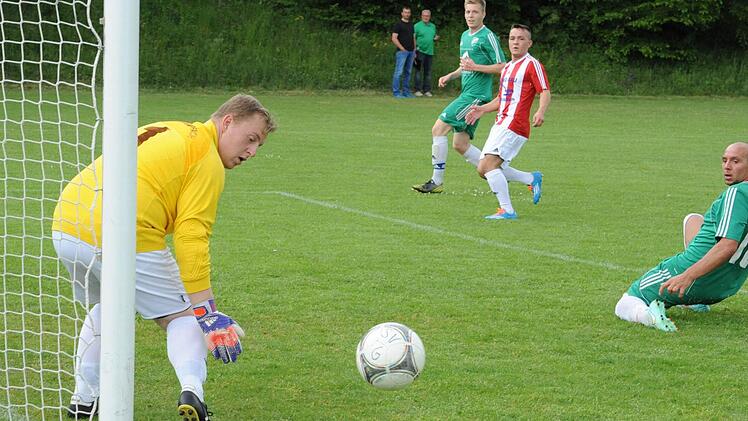 Gebannte Blicke: Großchance für Konstantin Papadopoulos (rechts) vom SV Garitz. Foto: Hopf