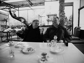 Sprachen auch über das Thema Doping: Der Kulmbacher Wurf-Trainer Martin Ständner (rechts) und der Russe Sergej Litvinov, der 1988 bei den Olympischen Spielen in Seoul Gold im Hammerwurf holte. Dieses Bild entstand im Januar in Sukhumi in Abchasien. Foto: privat