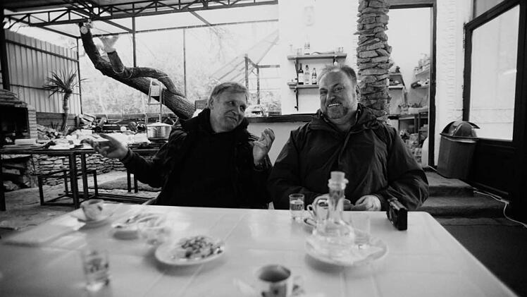 Sprachen auch über das Thema Doping: Der Kulmbacher Wurf-Trainer Martin Ständner (rechts) und der Russe Sergej Litvinov, der 1988 bei den Olympischen Spielen in Seoul Gold im Hammerwurf holte. Dieses Bild entstand im Januar in Sukhumi in Abchasien. Foto: privat
