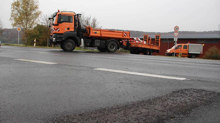 Dieter Fröhlich und sein Team haben den provisorischen Kreisel vor der Einfahrt zu Großenbrach am Mittwochvormittag wieder abgebaut. Sechs Monate lang wurden die Autofahrer vor dem Gewerbegebiet "Mangelsfeld" durch den "Lego-Kreisel" gelotst. Foto: Carmen Schmitt