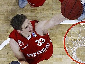 Patrick Heckmann (mit Ball) ist für seine Schnelligkeit und Athletik bekannt. Hier setzt er sich gegen seinen Nationalmannschafts-Kollegen Maxi Kleber von Bayern München durch. Foto: Daniel Löb