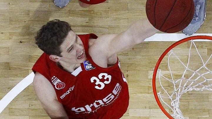 Patrick Heckmann (mit Ball) ist für seine Schnelligkeit und Athletik bekannt. Hier setzt er sich gegen seinen Nationalmannschafts-Kollegen Maxi Kleber von Bayern München durch. Foto: Daniel Löb