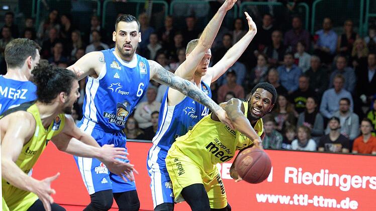 De'Mon Brooks steckt den Ball zu Assem Marei durch. Foto: Peter Mularczyk