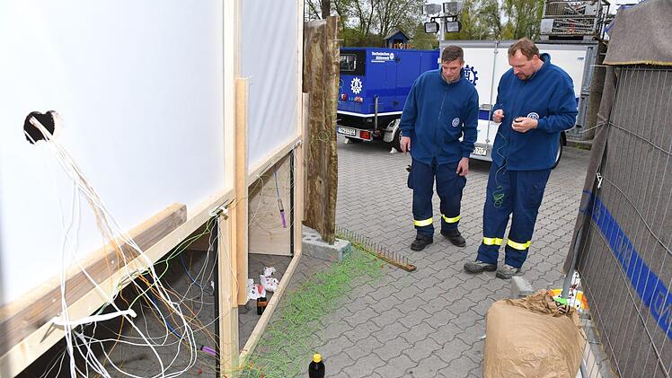 Das THW sorgte mit Pyrotechnik für das Feuer.