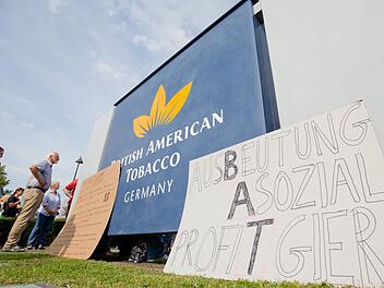 Mitarbeiter protestierten in Bayreuth bis zuletzt gegen den Stellenabbau bei British American Tobacco. Foto: Daniel Karmann, dpa