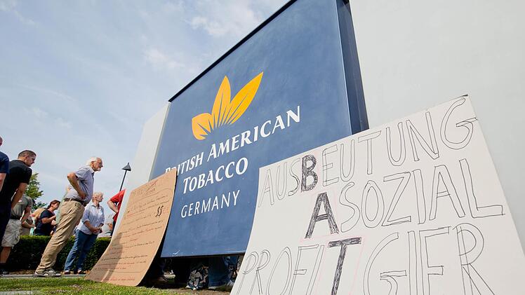 Mitarbeiter protestierten in Bayreuth bis zuletzt gegen den Stellenabbau bei British American Tobacco. Foto: Daniel Karmann, dpa