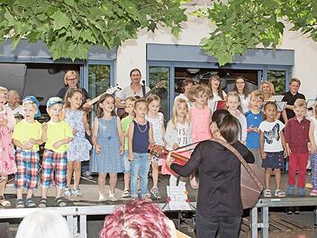 Die Darbietungen des Spatzenchors animierten zum Mitmachen und Mitsingen. Fotos: Klaus gagel